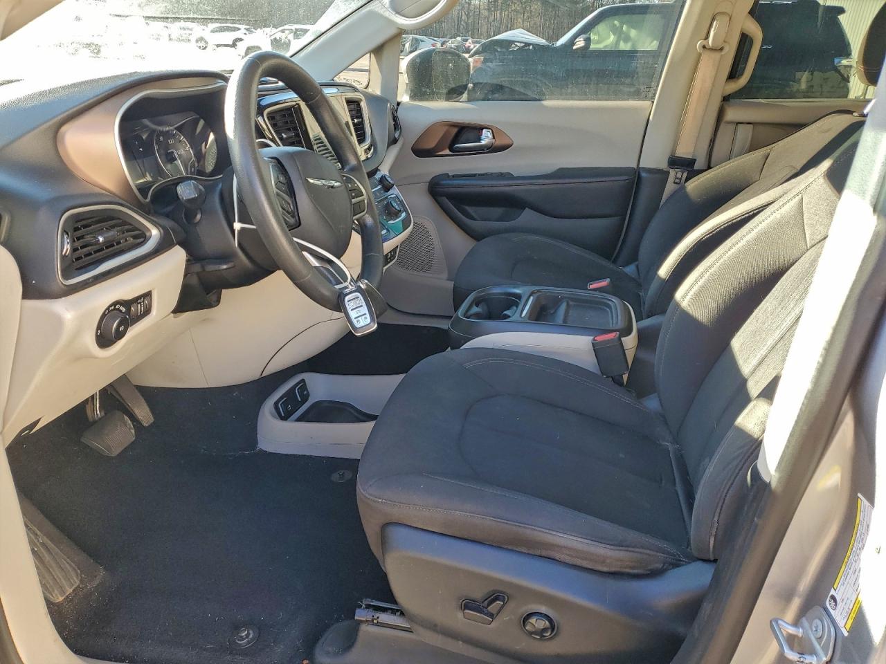 Chrysler Pacifica Touring L Image 13