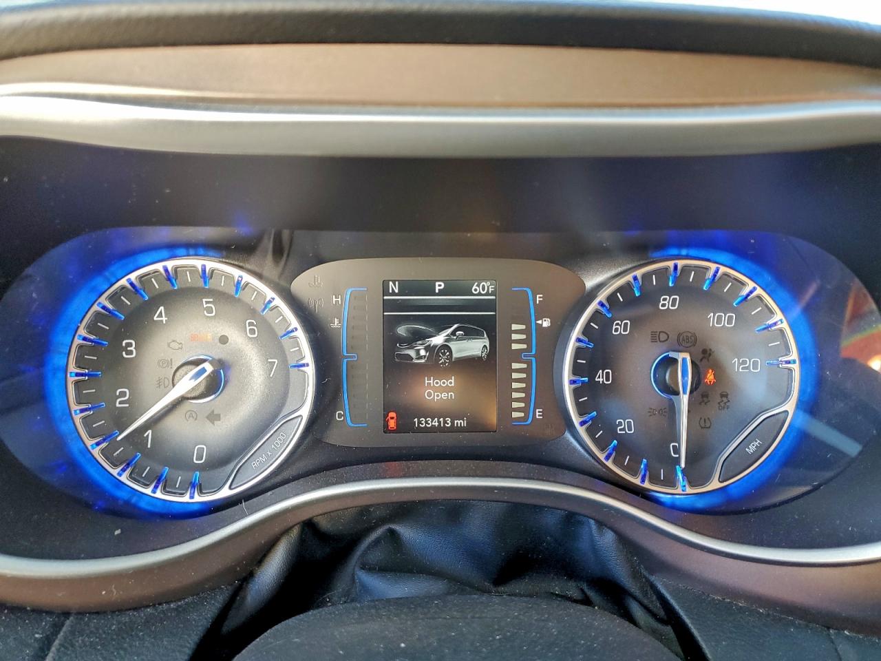 Chrysler Pacifica Touring L Image 8