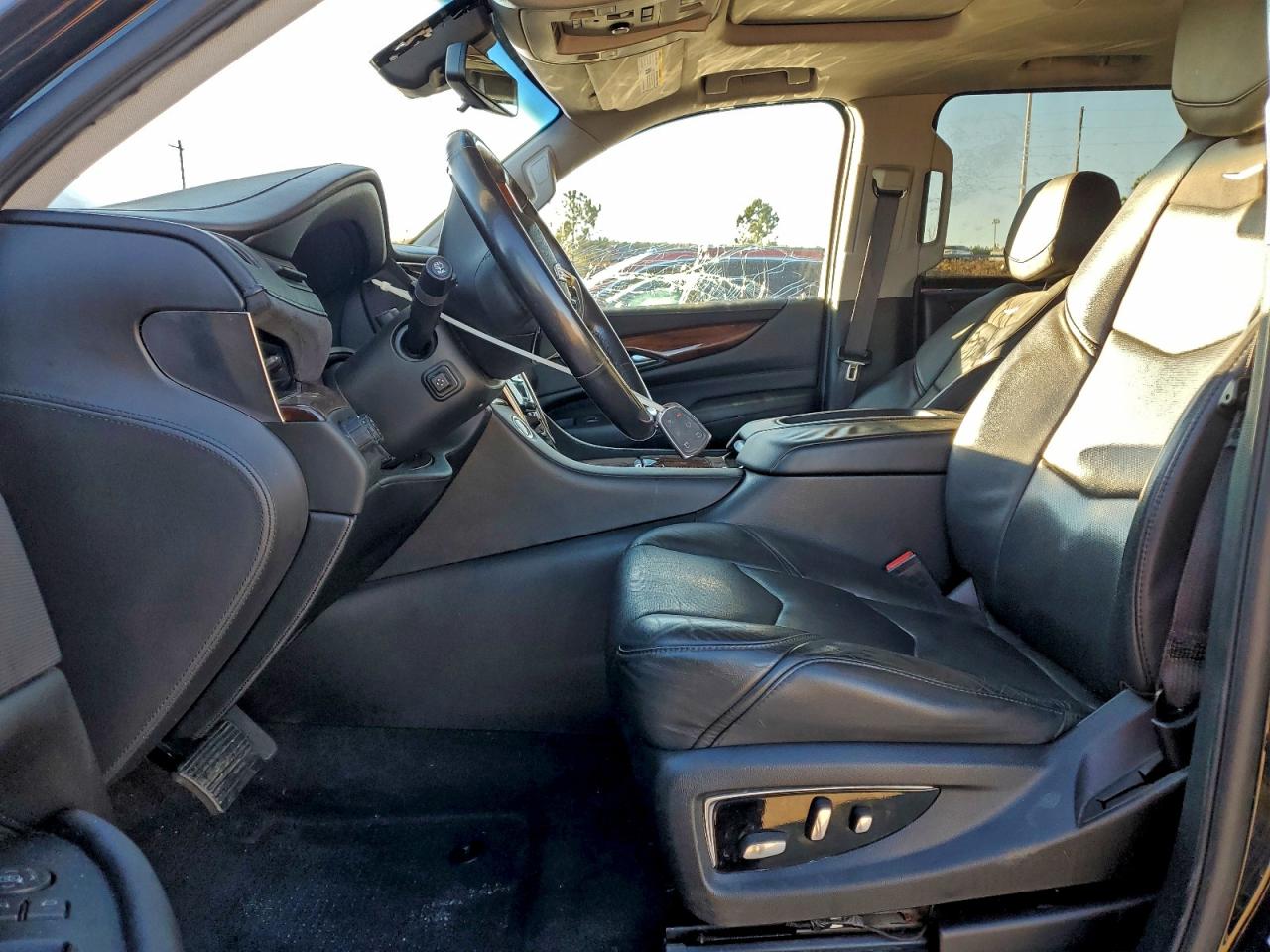 Cadillac Escalade Luxury Image 4