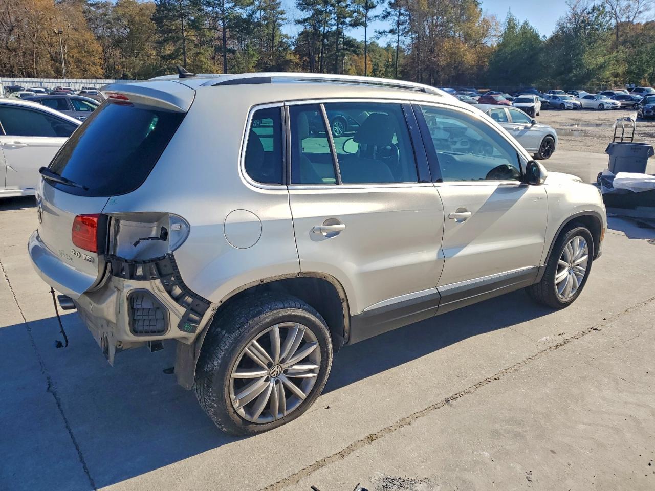 Volkswagen Tiguan S Image 2