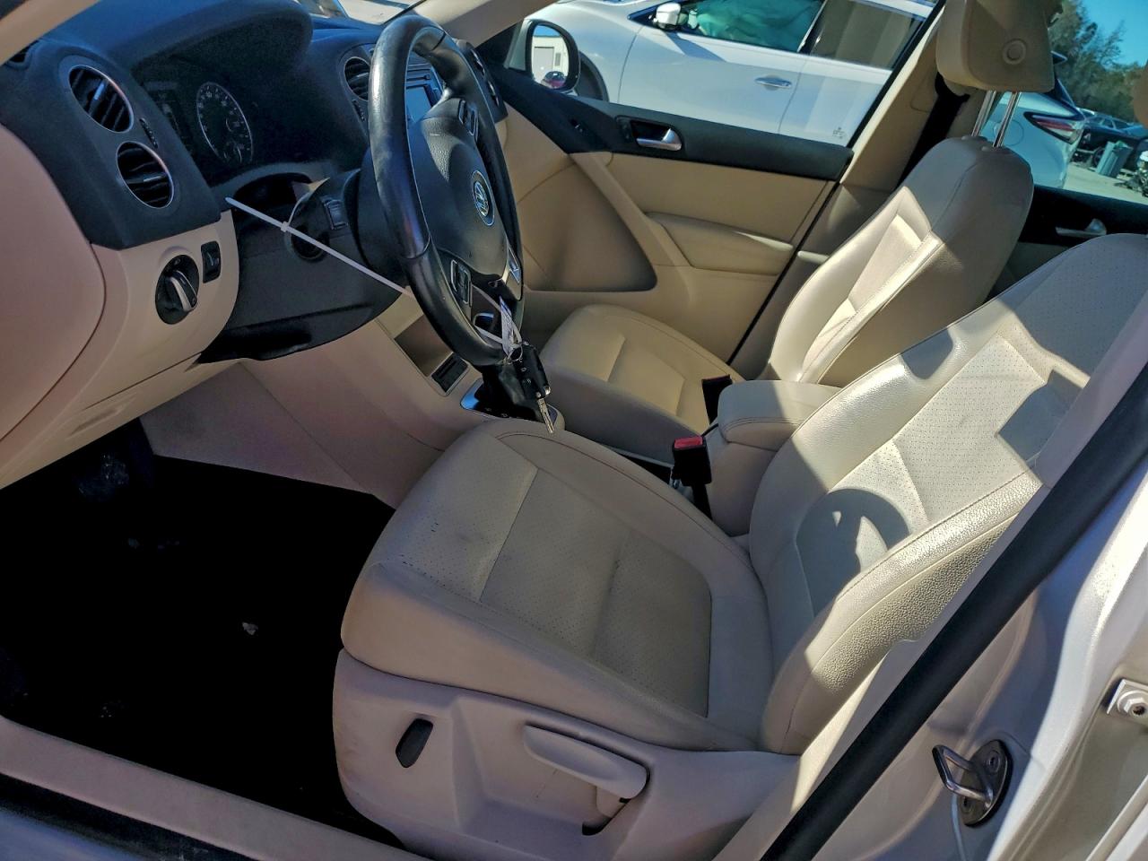 Volkswagen Tiguan S Image 12