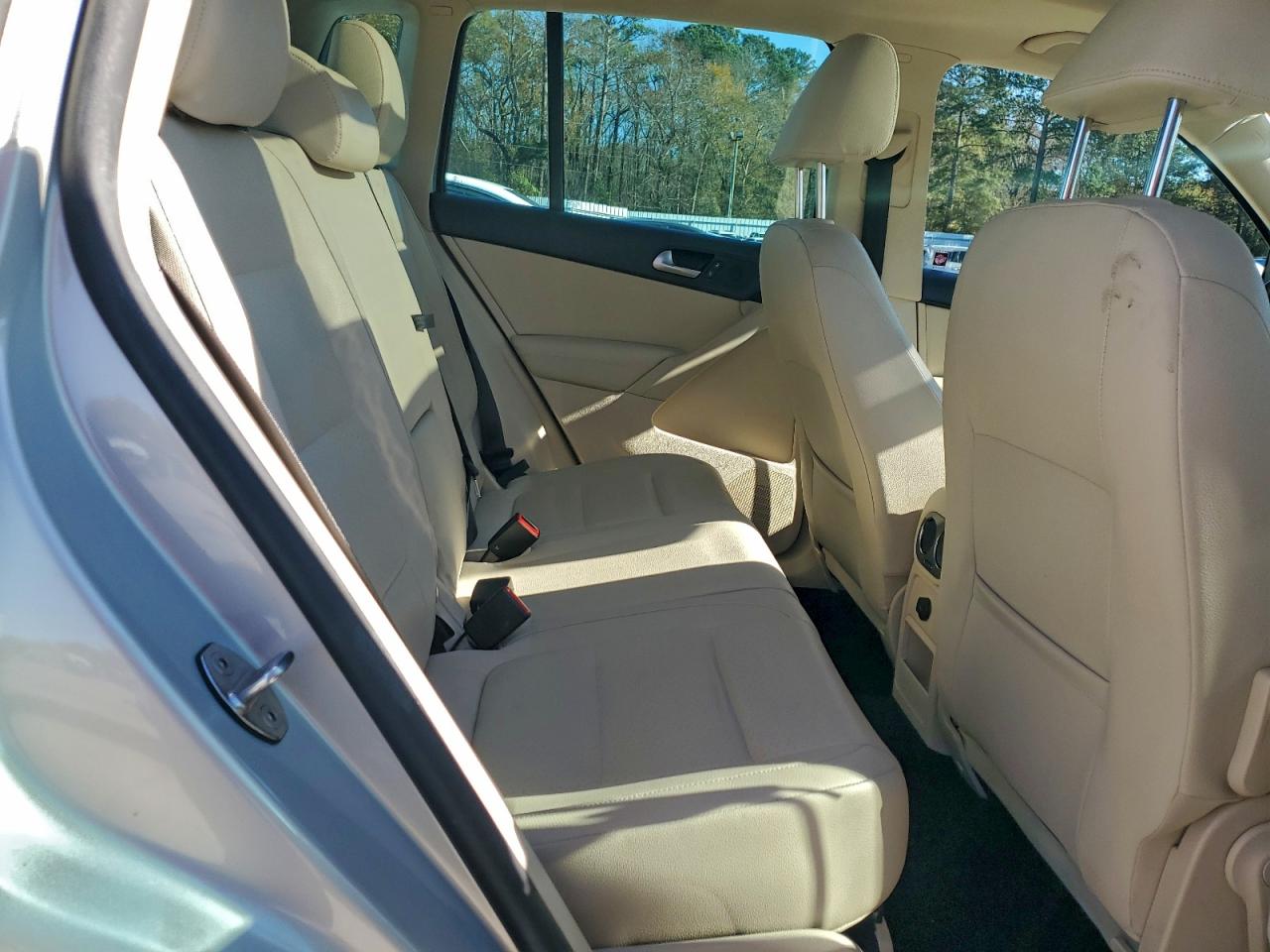 Volkswagen Tiguan S Image 6