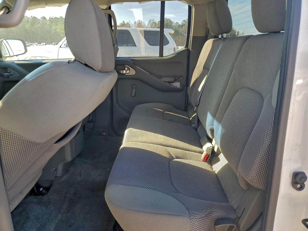 Nissan Frontier S Image 8