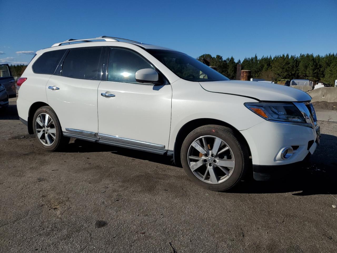 Nissan Pathfinder S Image 8
