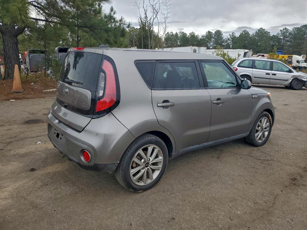 Kia Soul + Image 12