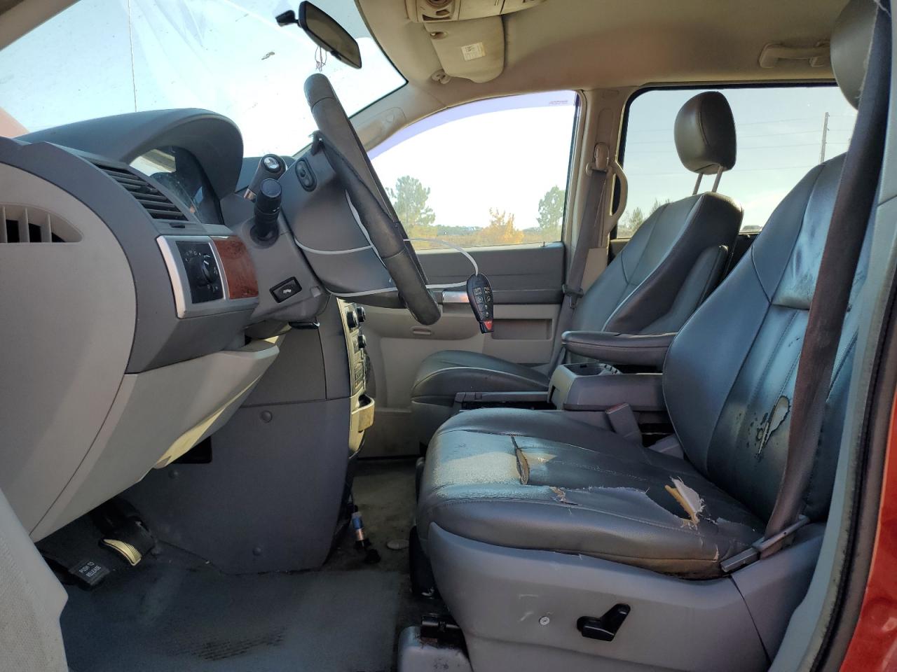 Chrysler Minivan Touring Image 13