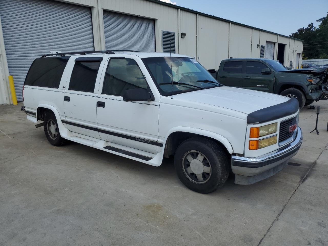 GMC Suburban C1500 Image 4