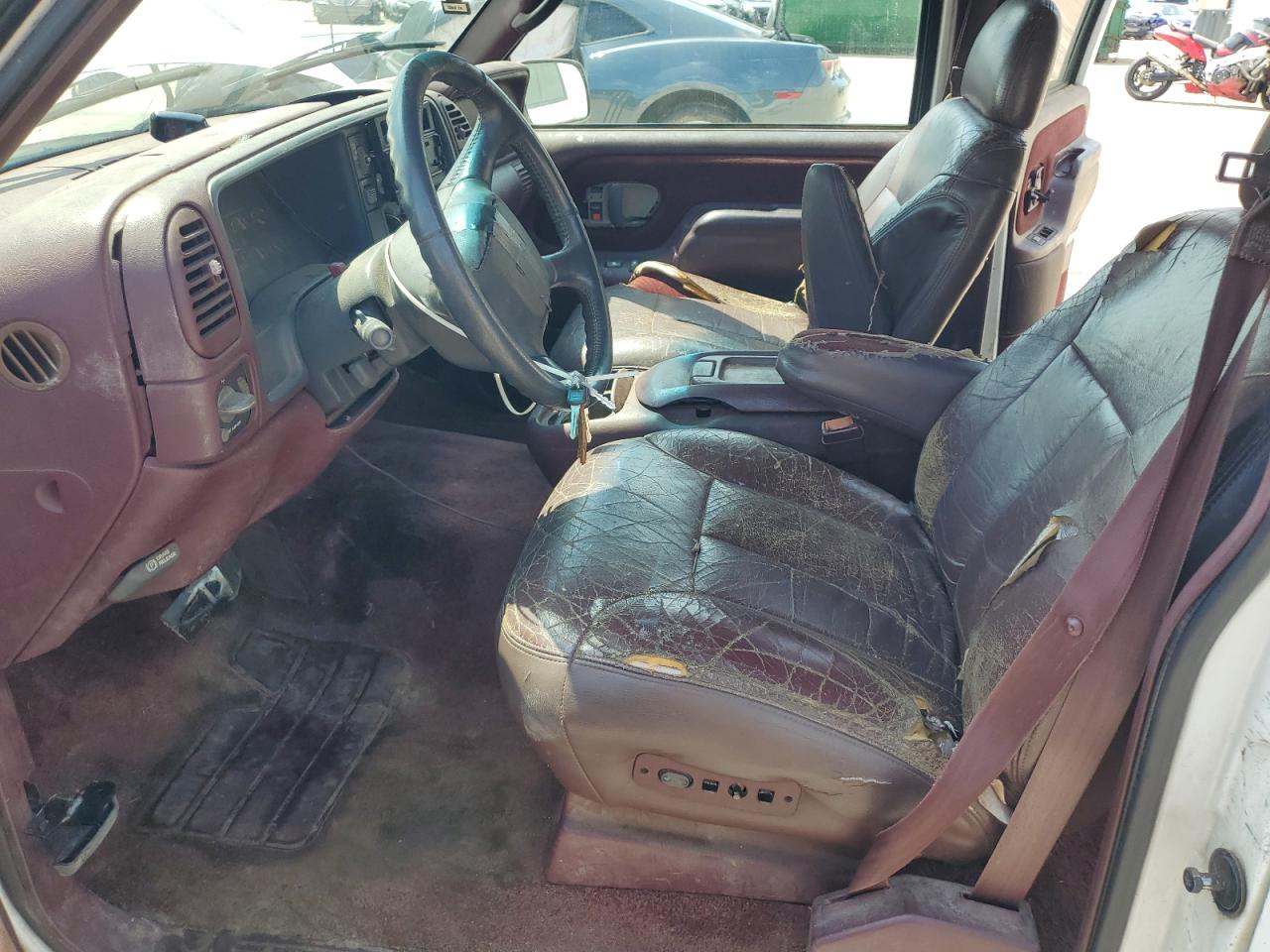 GMC Suburban C1500 Image 9