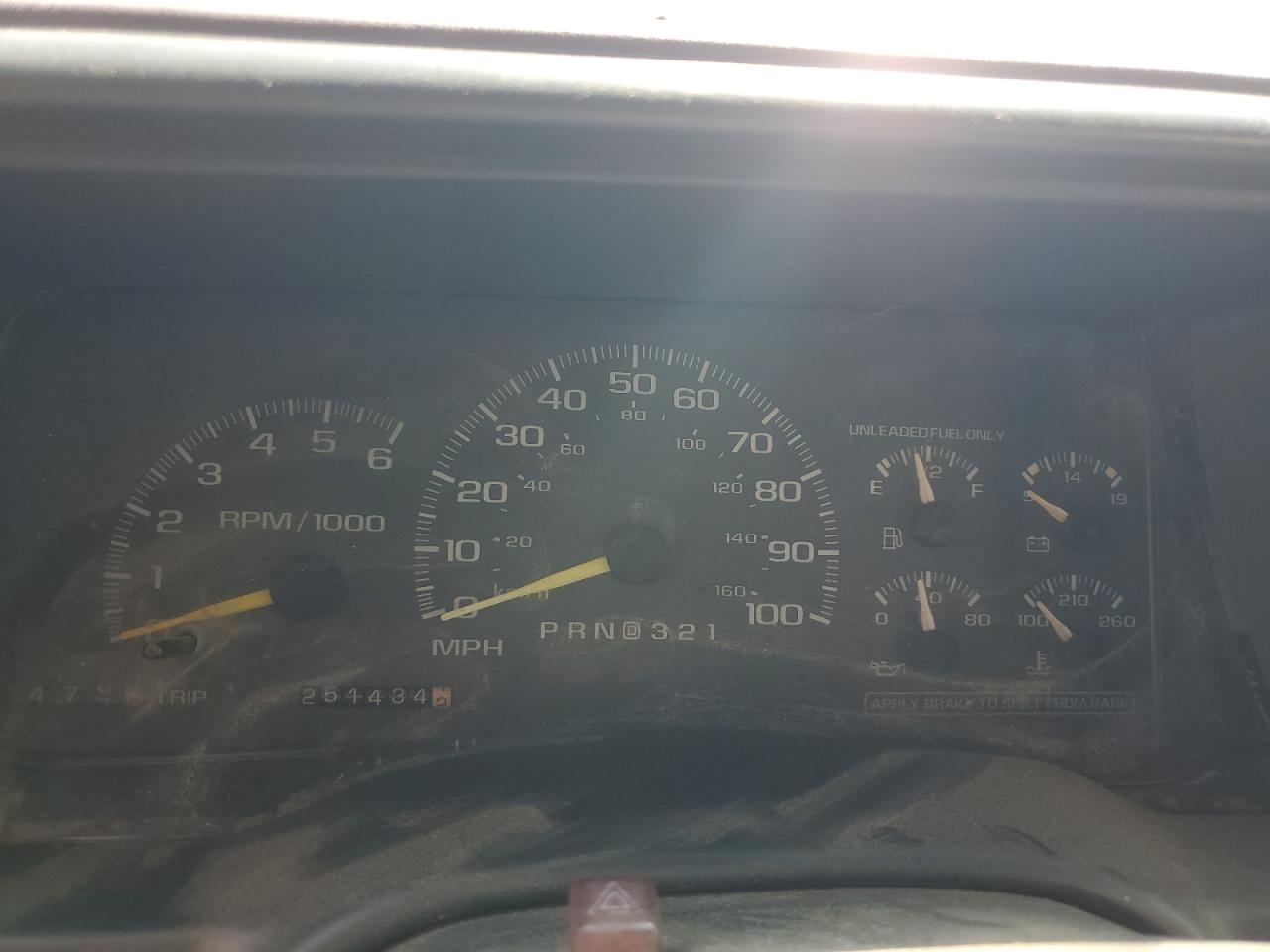 GMC Suburban C1500 Image 11