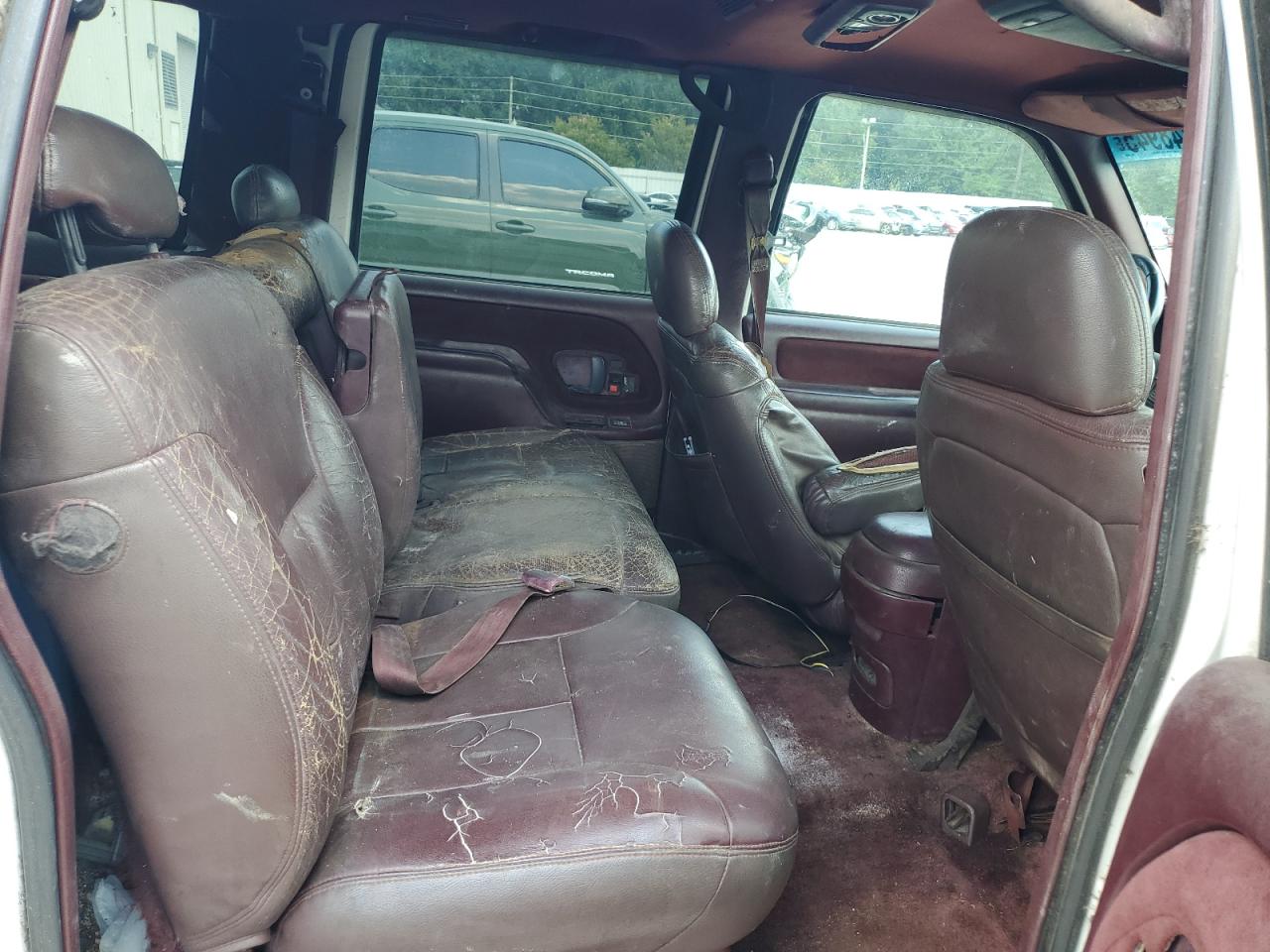 GMC Suburban C1500 Image 7