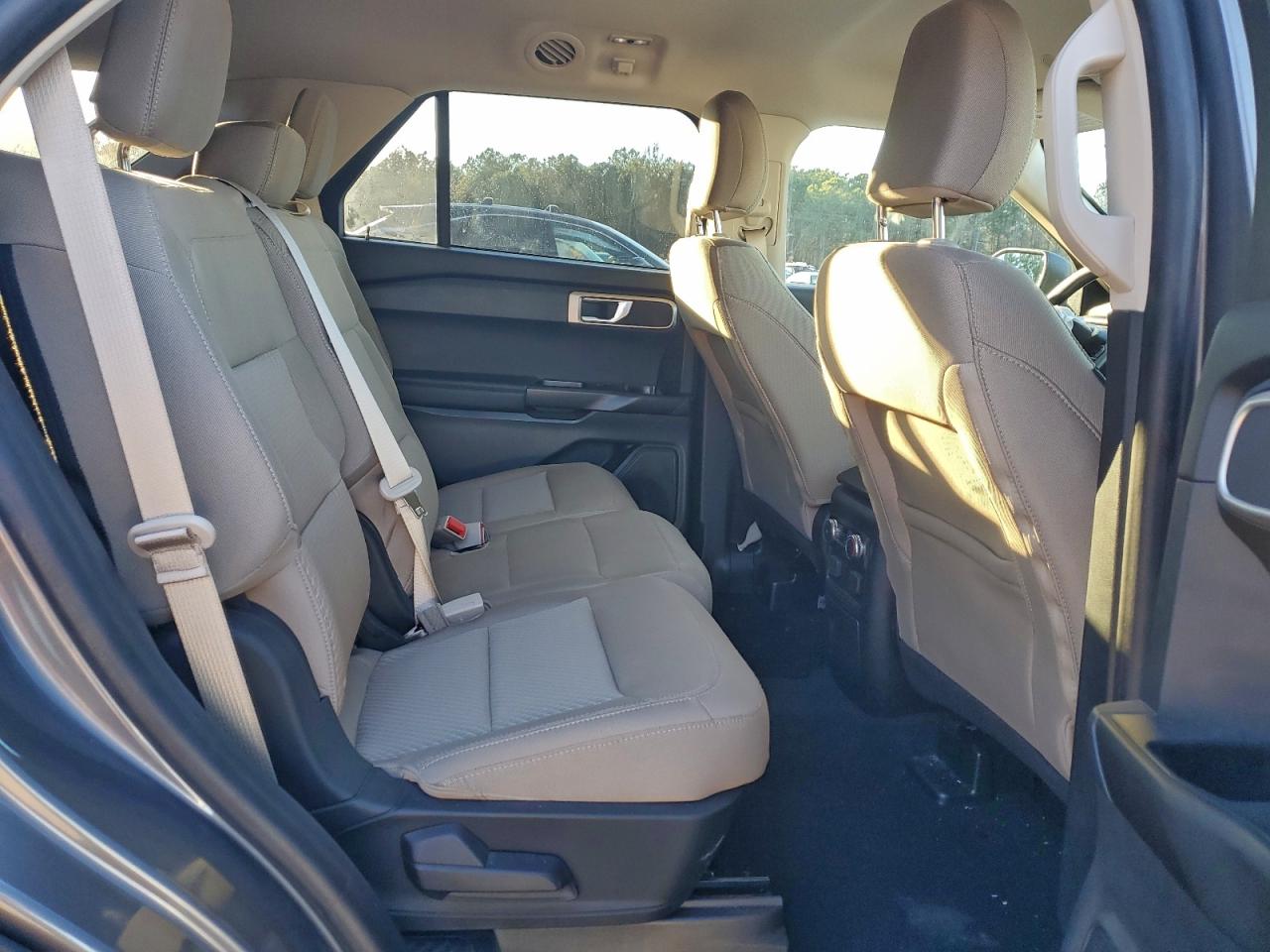 Ford Explorer Image 6