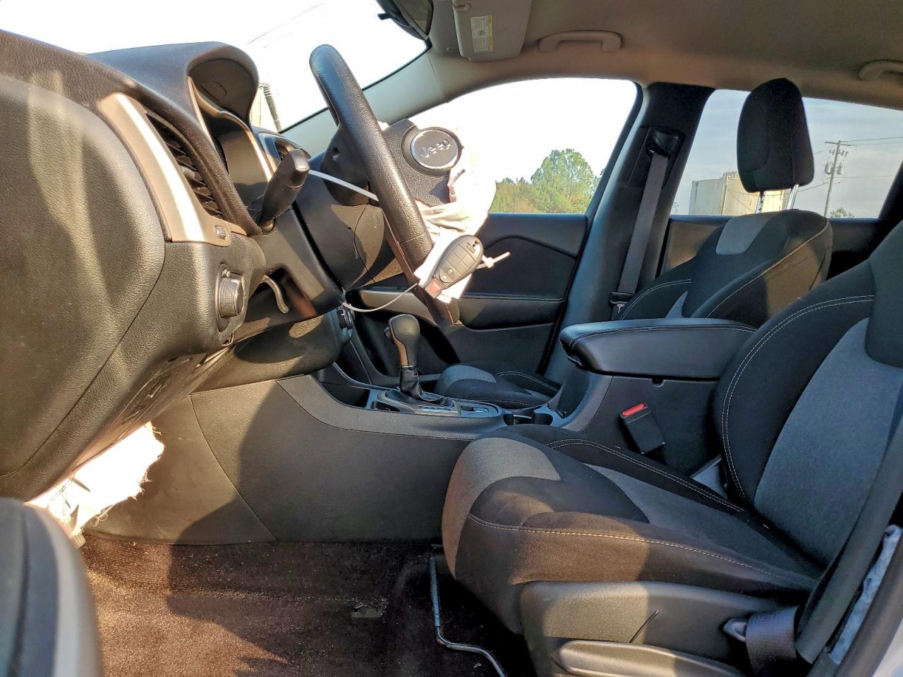 Jeep Grand Cherokee Sport Image 13