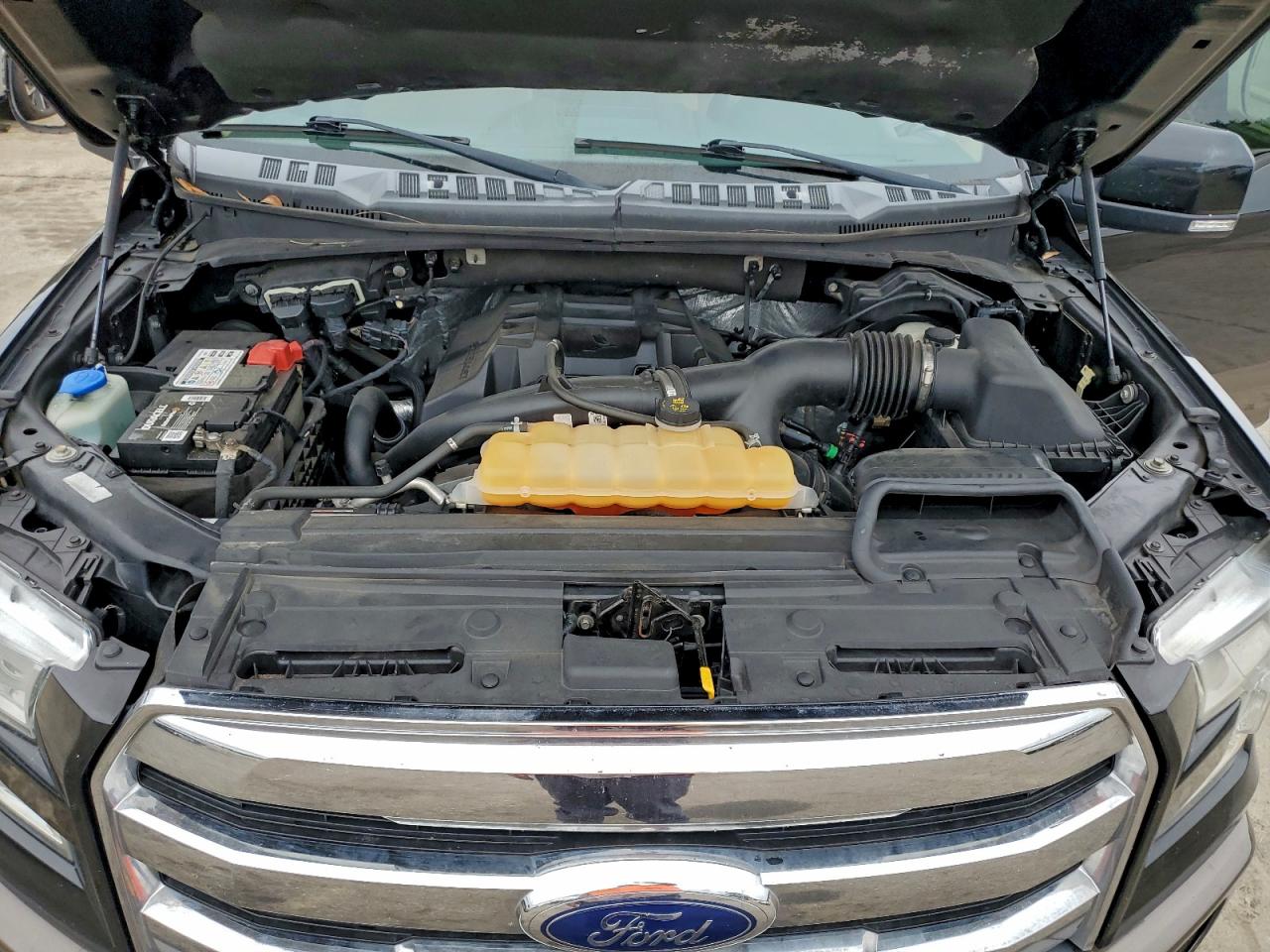 Ford F-150 Supercrew Image 11