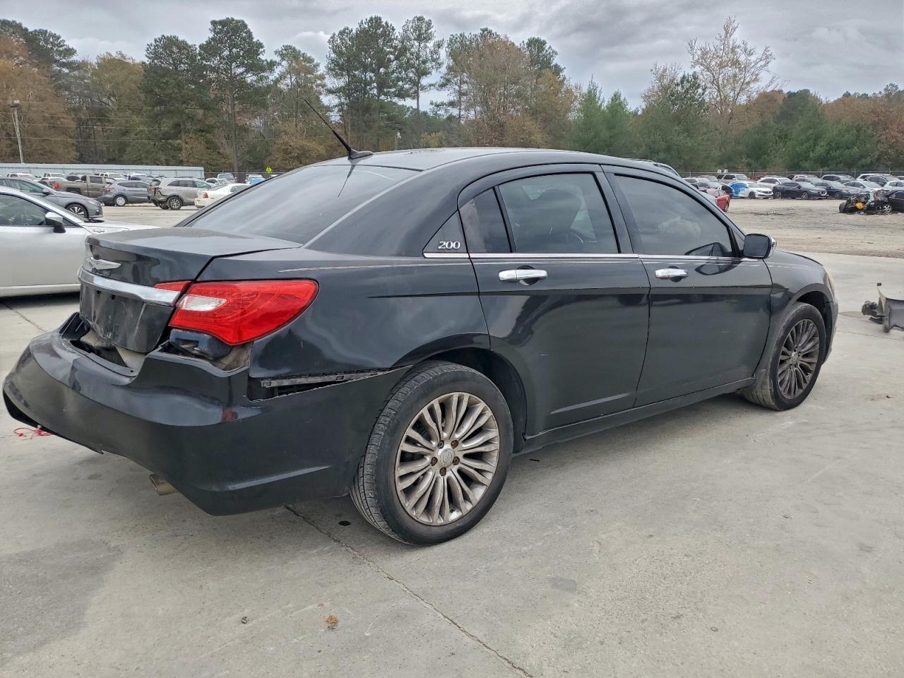 Chrysler 200 Limited Image 3