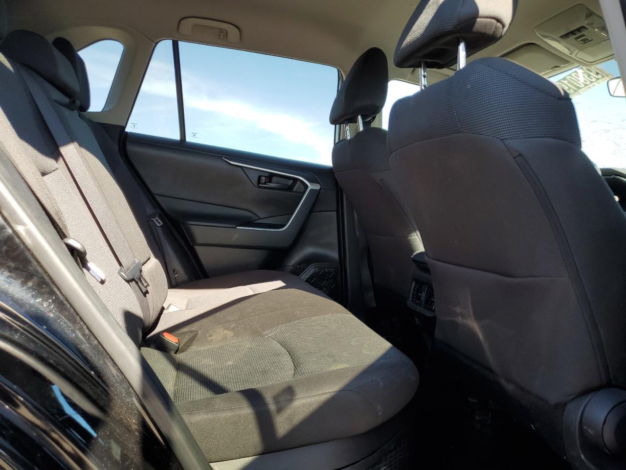 Toyota RAV4 Le Image 8