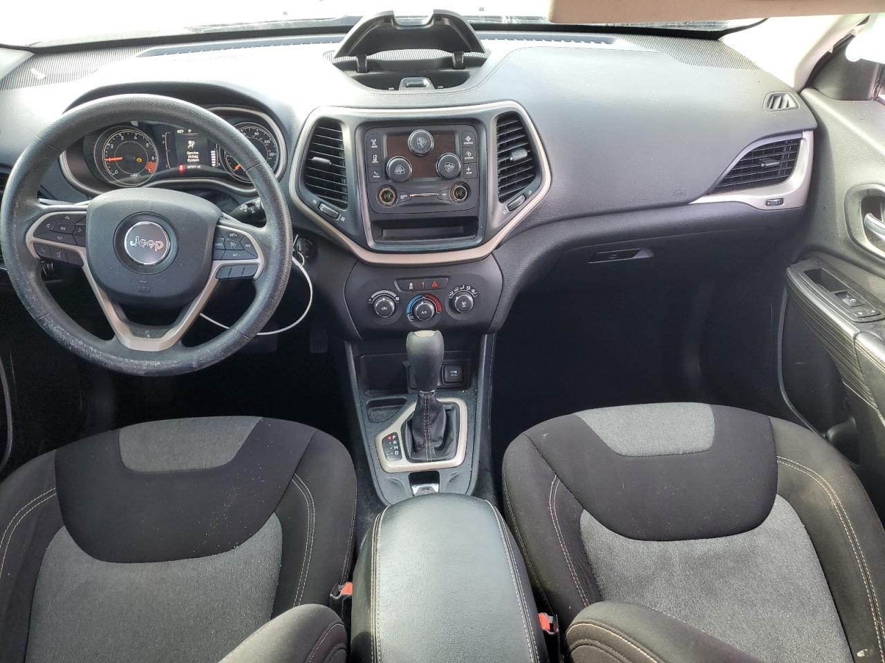 Jeep Grand Cherokee Sport Image 8