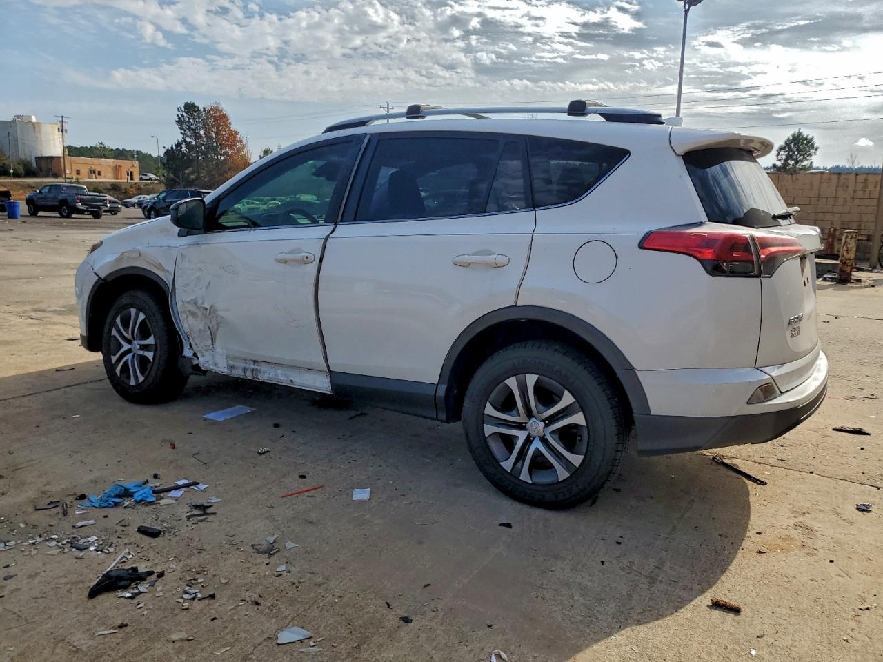 Toyota RAV4 Le Image 5