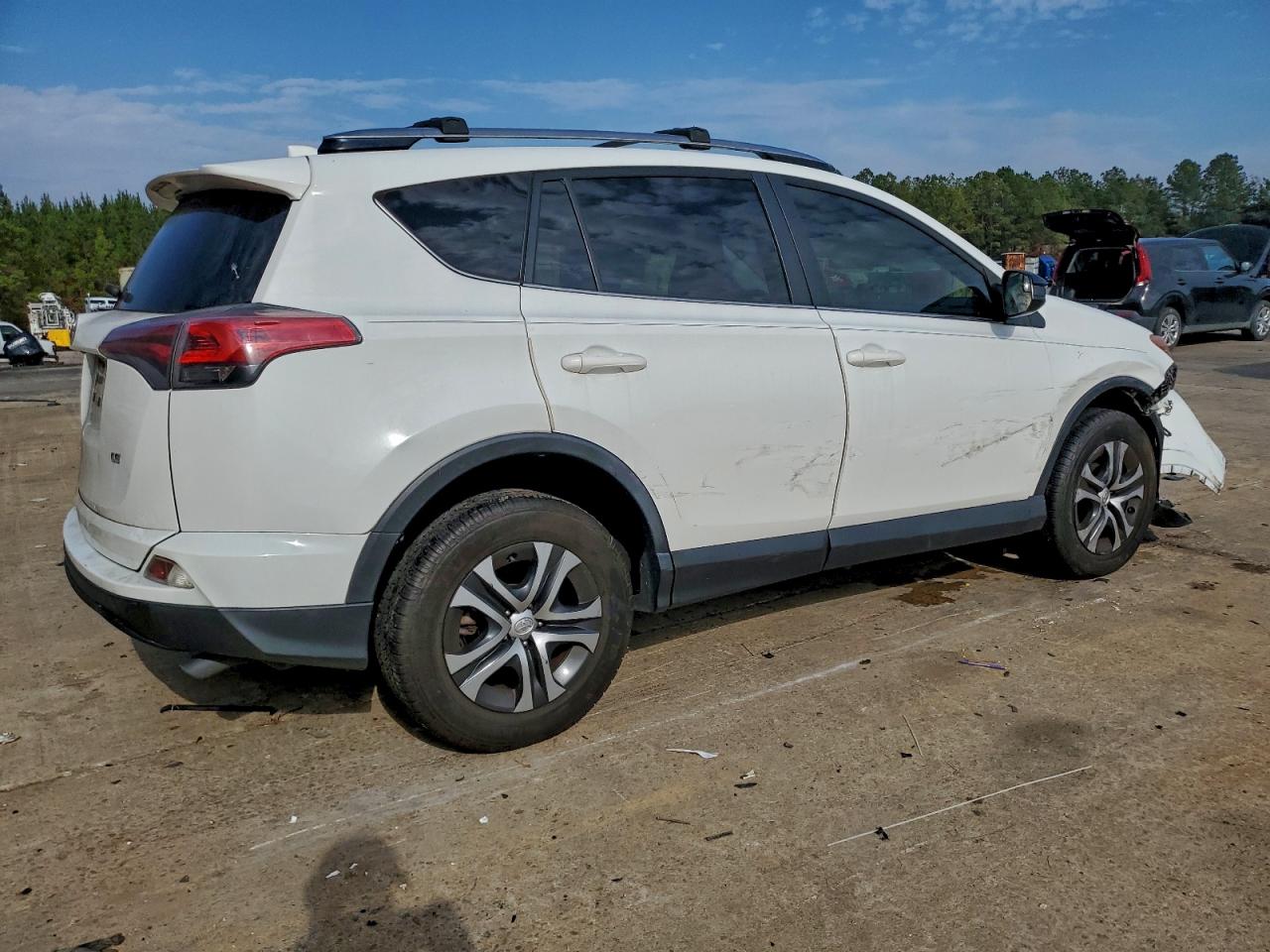 Toyota RAV4 Le Image 8