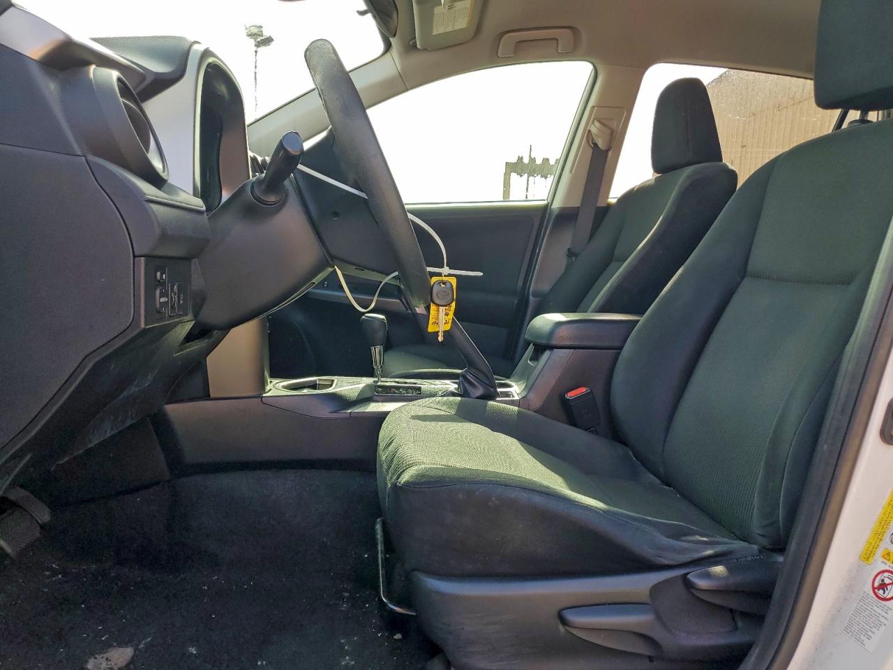 Toyota RAV4 Le Image 2