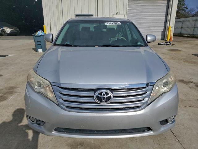 Toyota Avalon Base Image 9