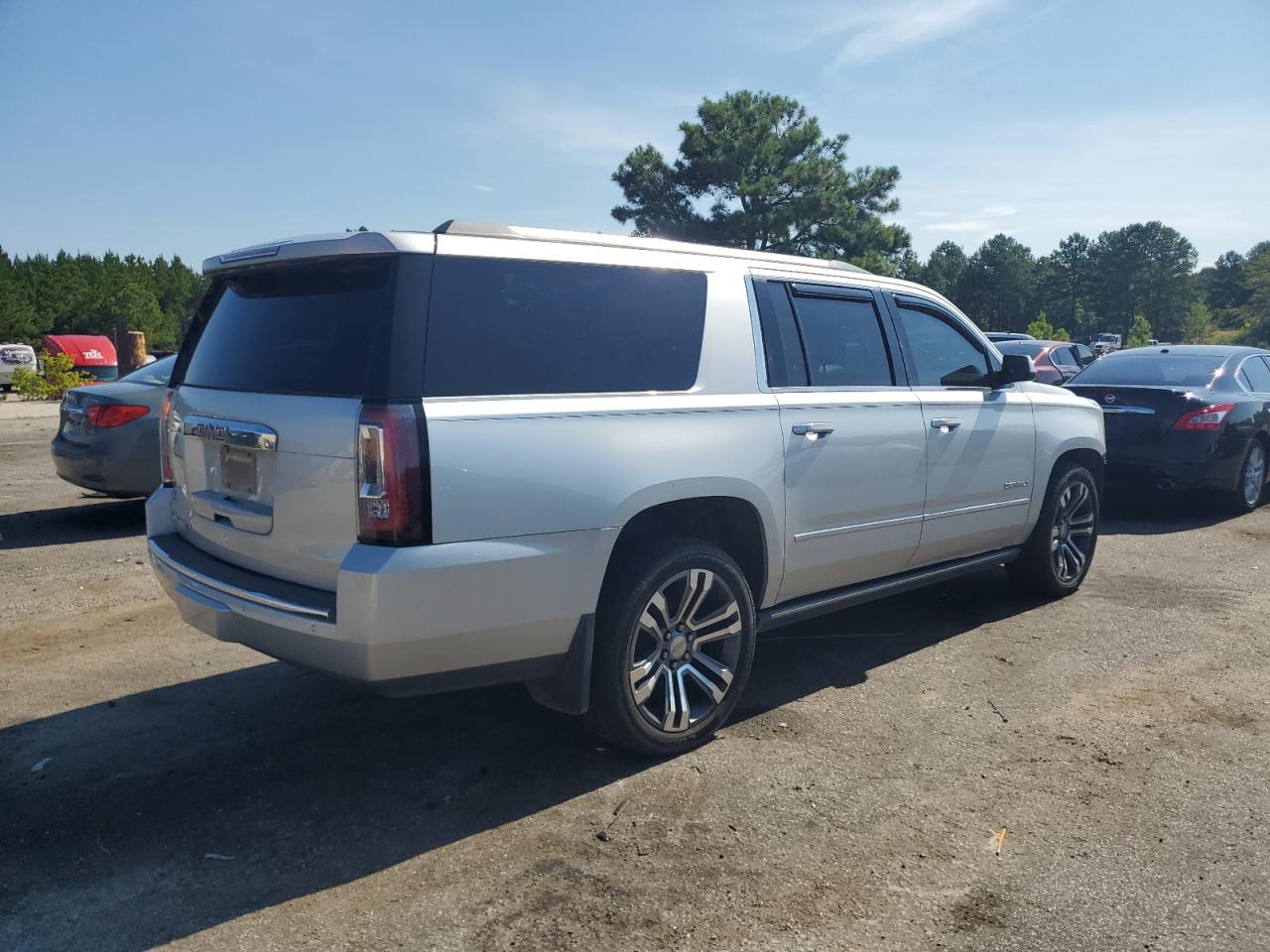 GMC Yukon Denali Image 6