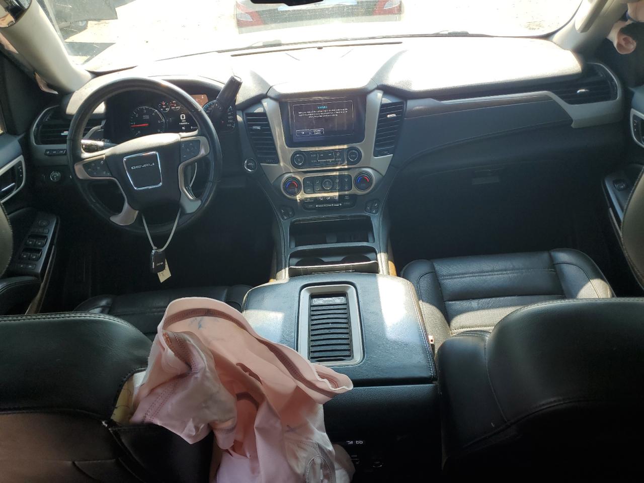 GMC Yukon Denali Image 10