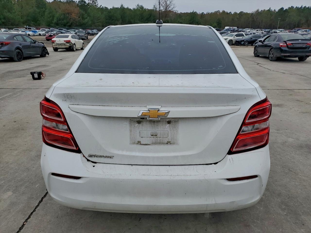 Chevrolet Sonic Ls Image 8