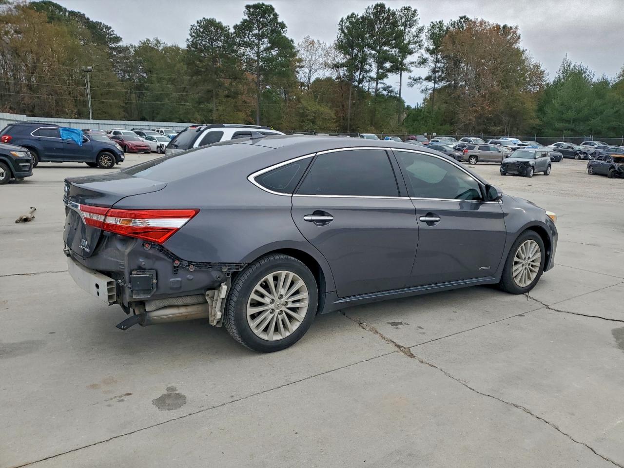 Toyota Avalon Hybrid Image 2