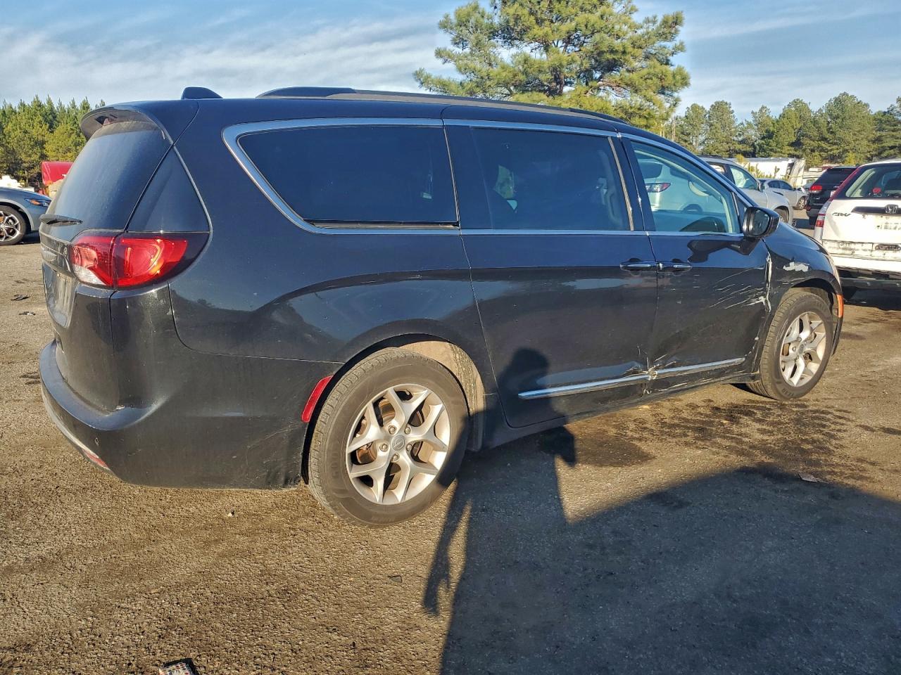 Chrysler Pacifica Touring L Image 5