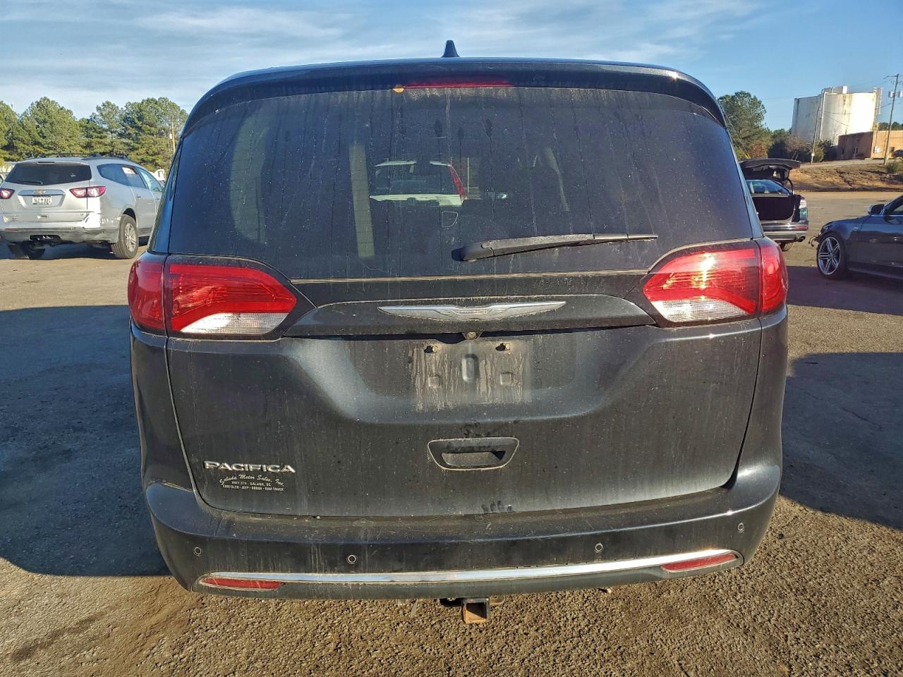 Chrysler Pacifica Touring L Image 3
