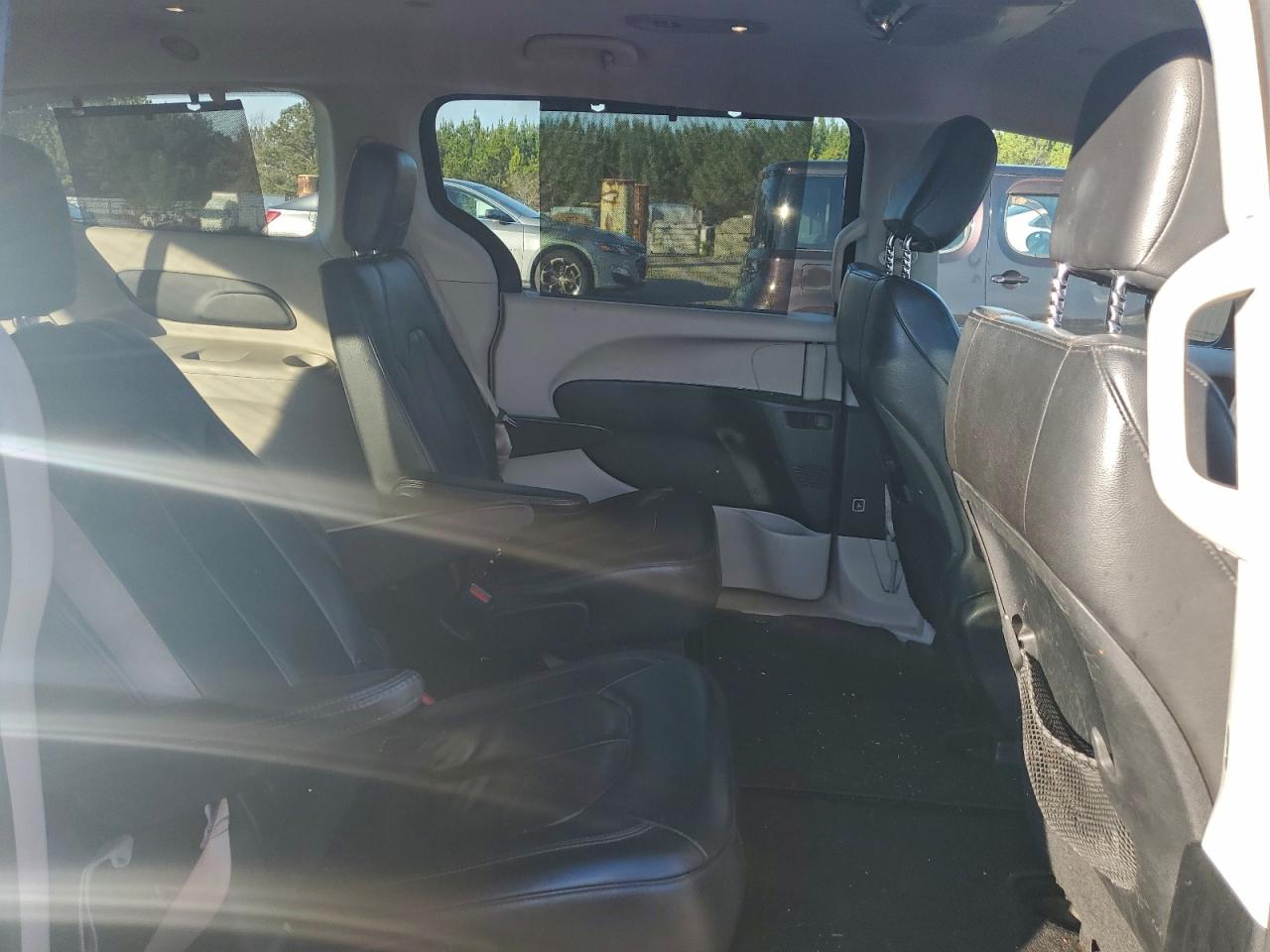 Chrysler Pacifica Touring L Image 6