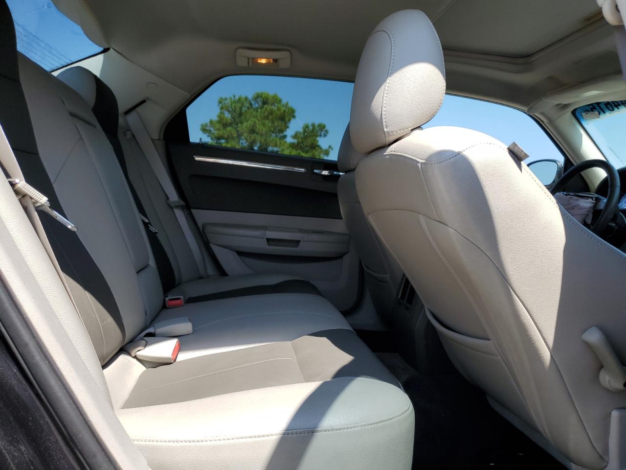 Chrysler 300 Touring Image 7