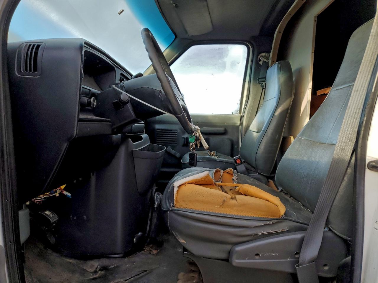 Ford Econoline E350 Cutaway Van Image 2