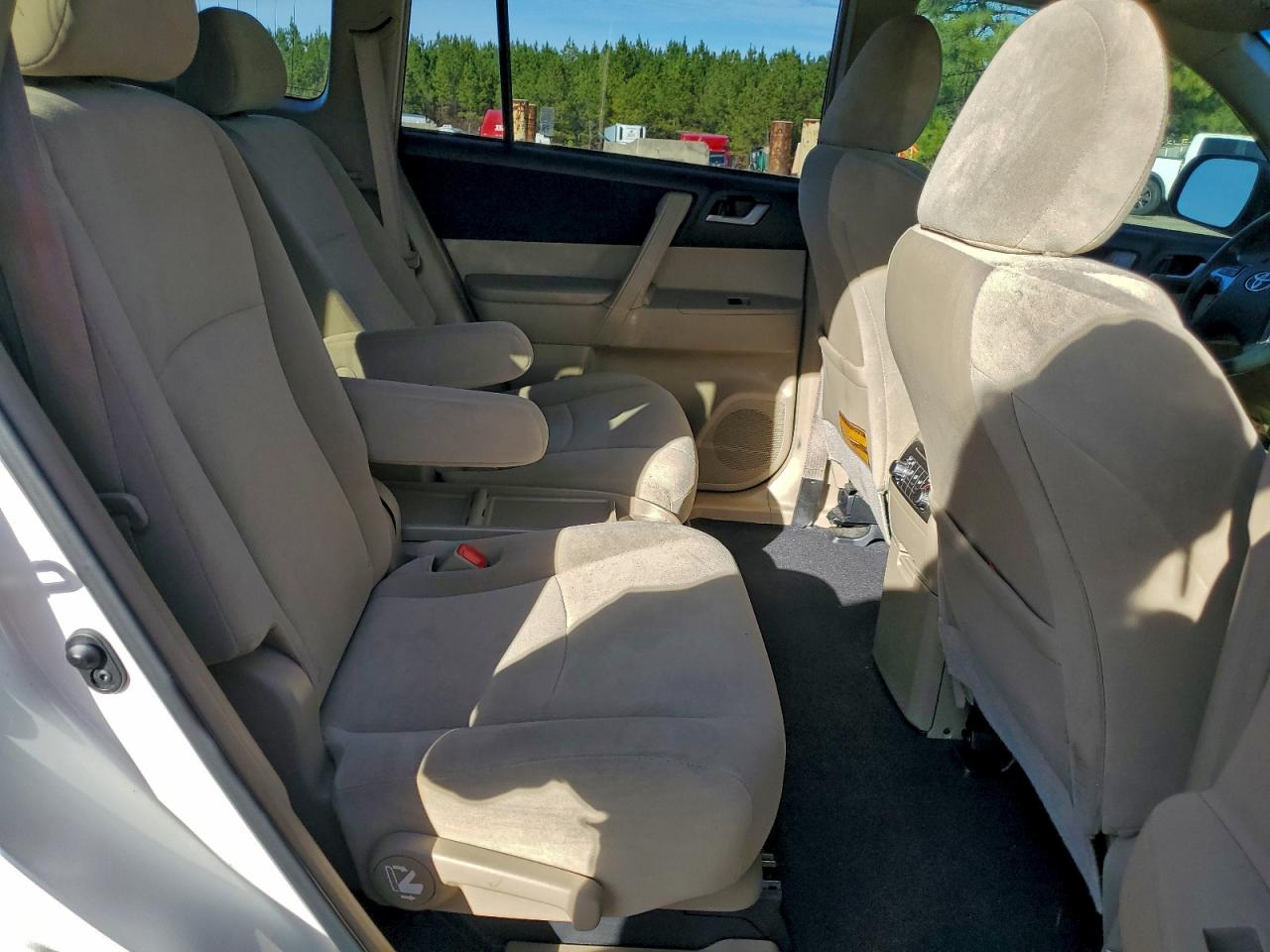Toyota Highlander Base Image 12