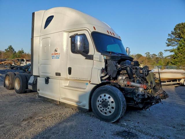  Salvage Freightliner Cascadia 1