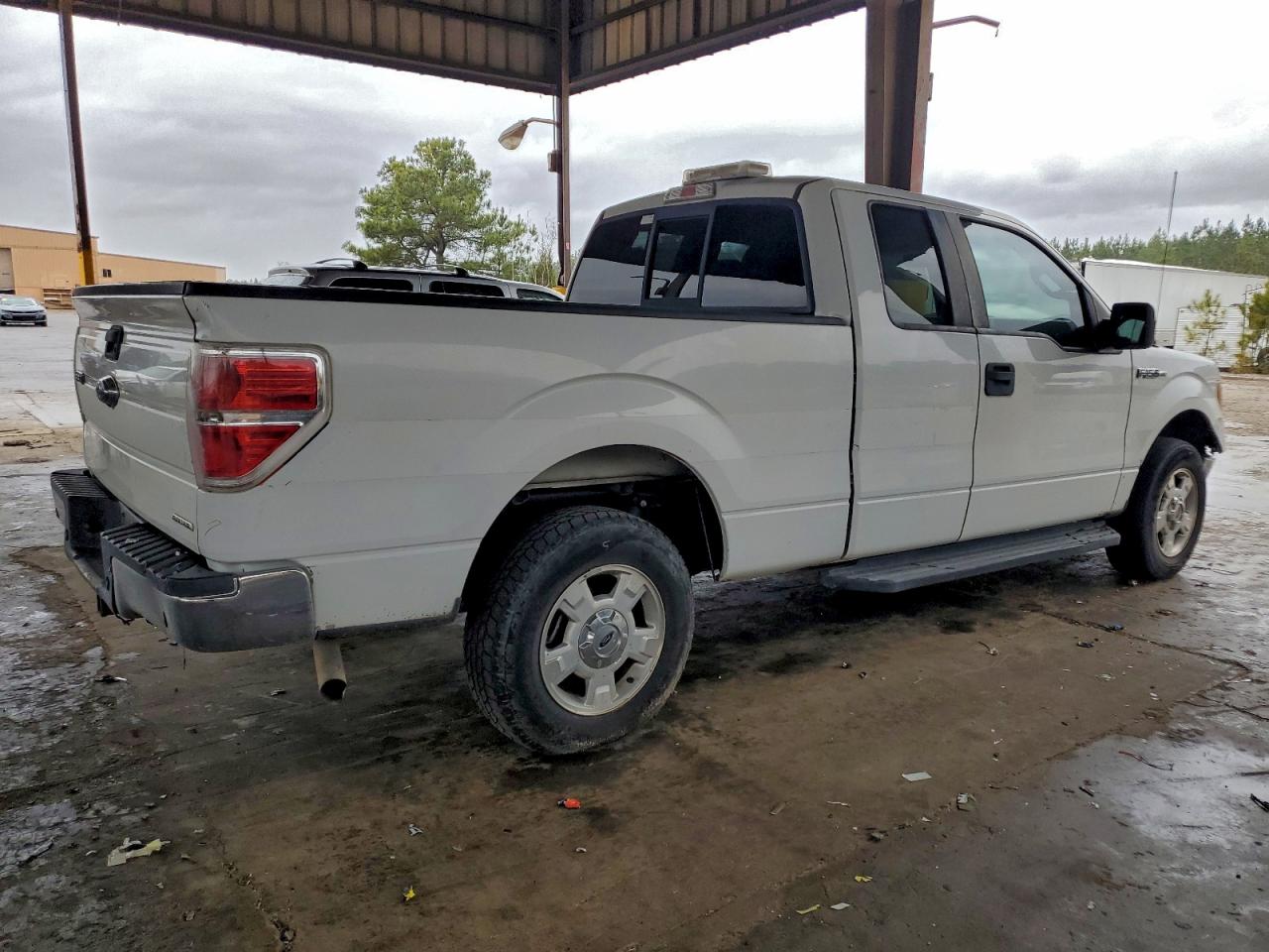 Ford F-150 Super Cab Image 2