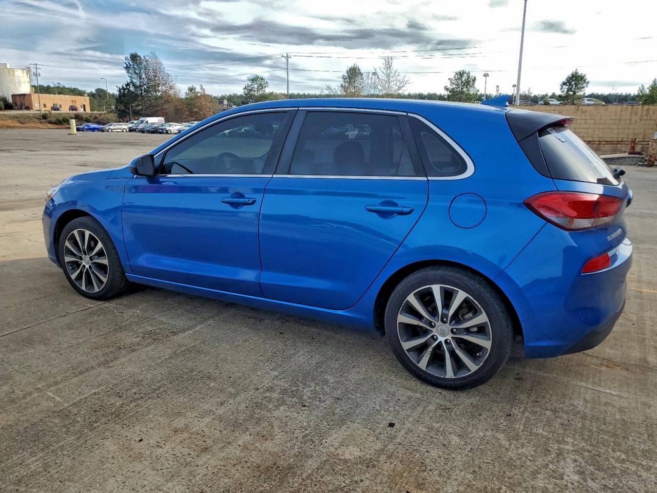 Hyundai ELANTRA Image 2