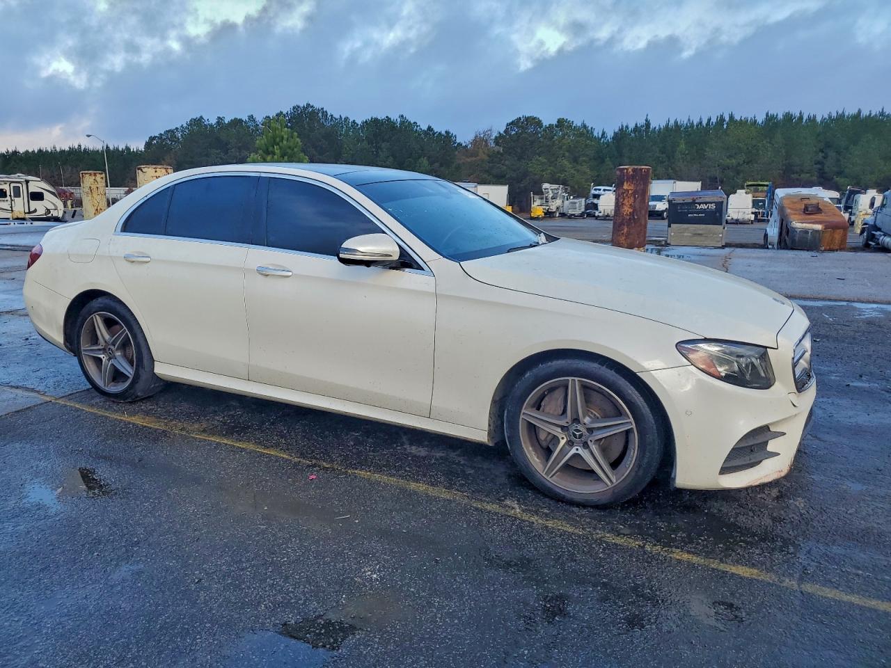 Mercedes-Benz E-Class 300 Image 9