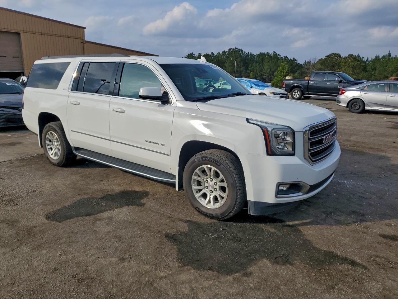 GMC Yukon C1500 Slt Image 9
