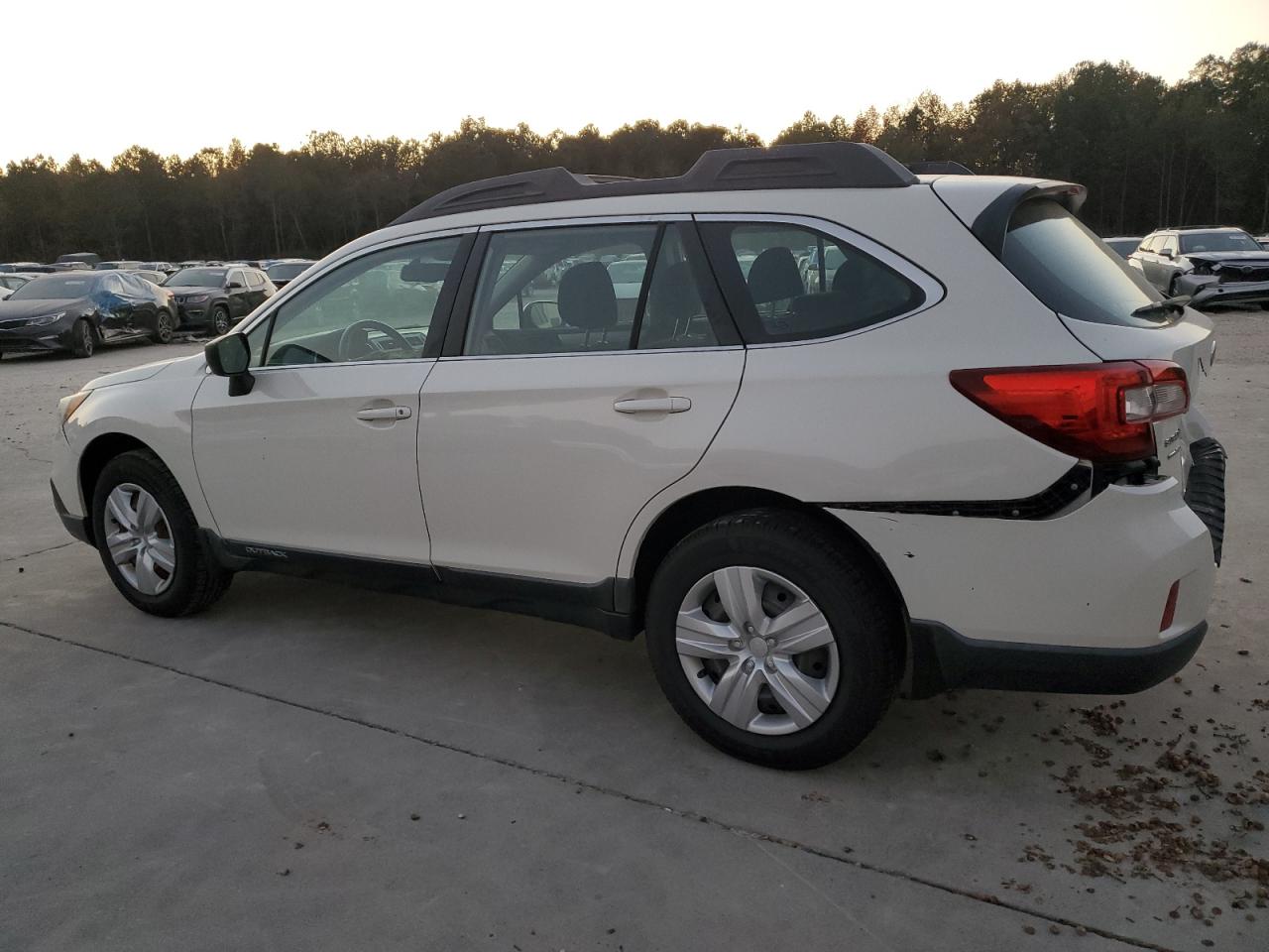 Subaru Outback 2.5i Image 12