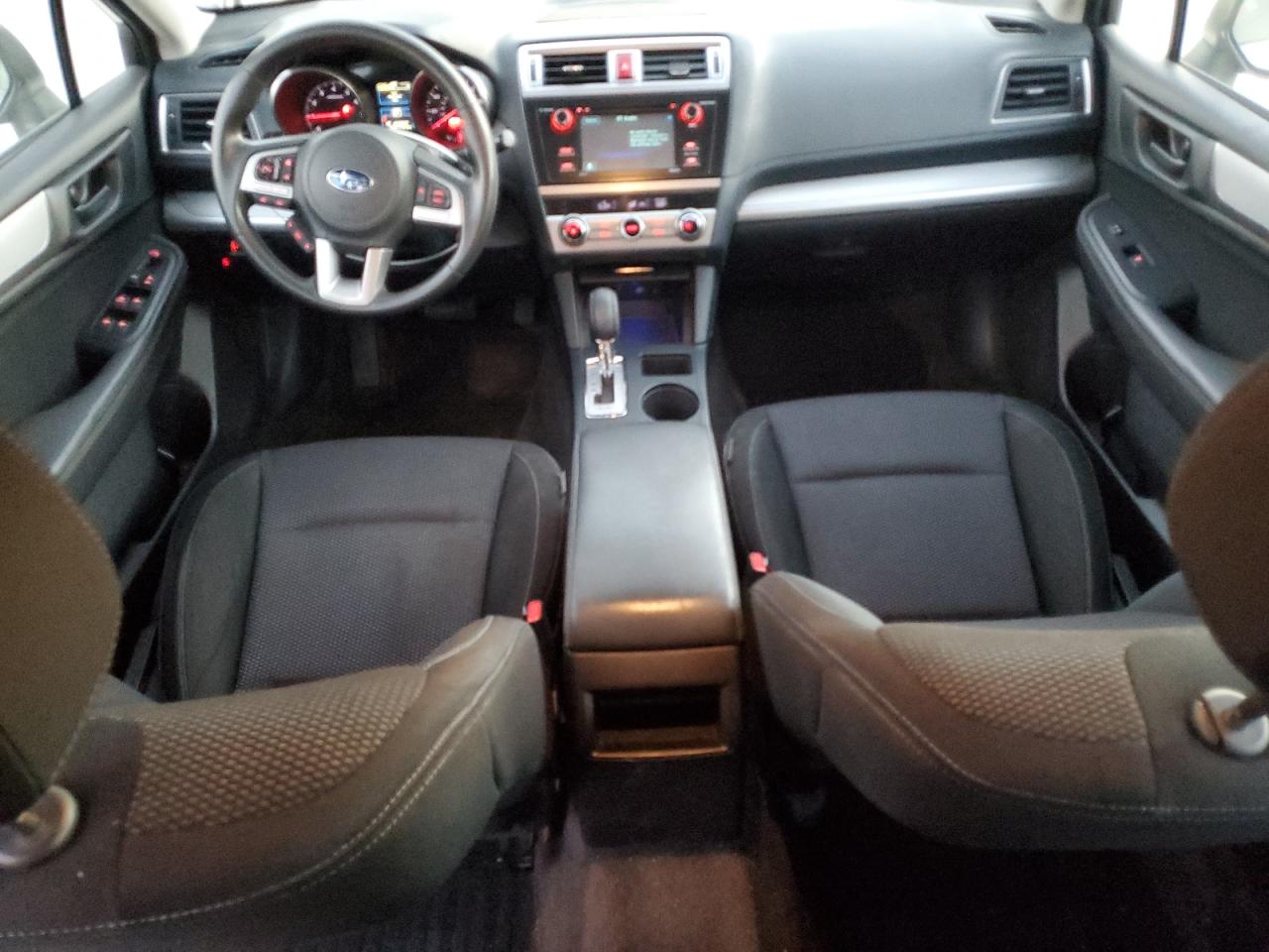 Subaru Outback 2.5i Image 6