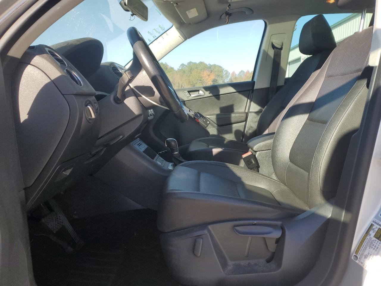 Volkswagen Tiguan S Image 2