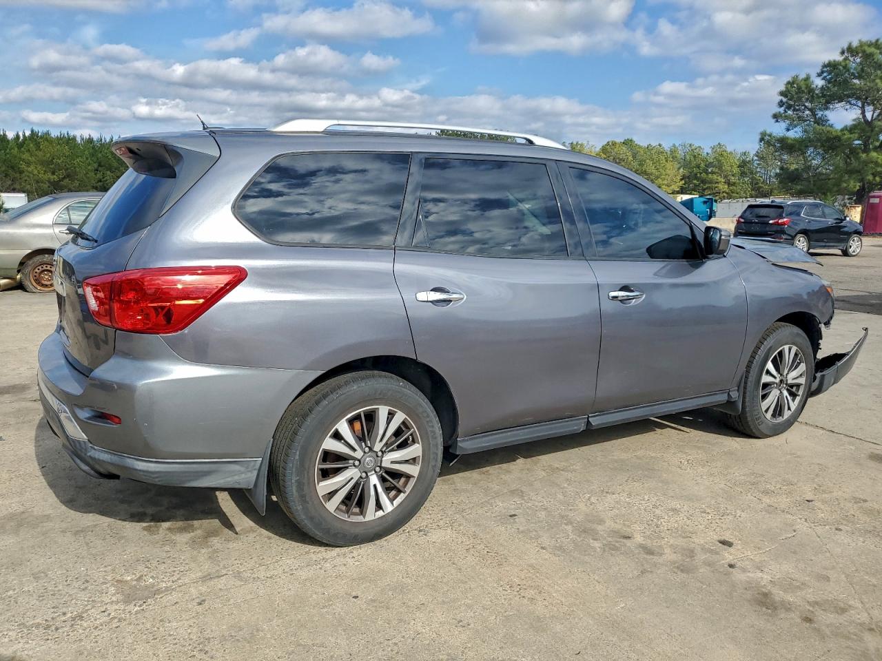 Nissan Pathfinder S Image 9