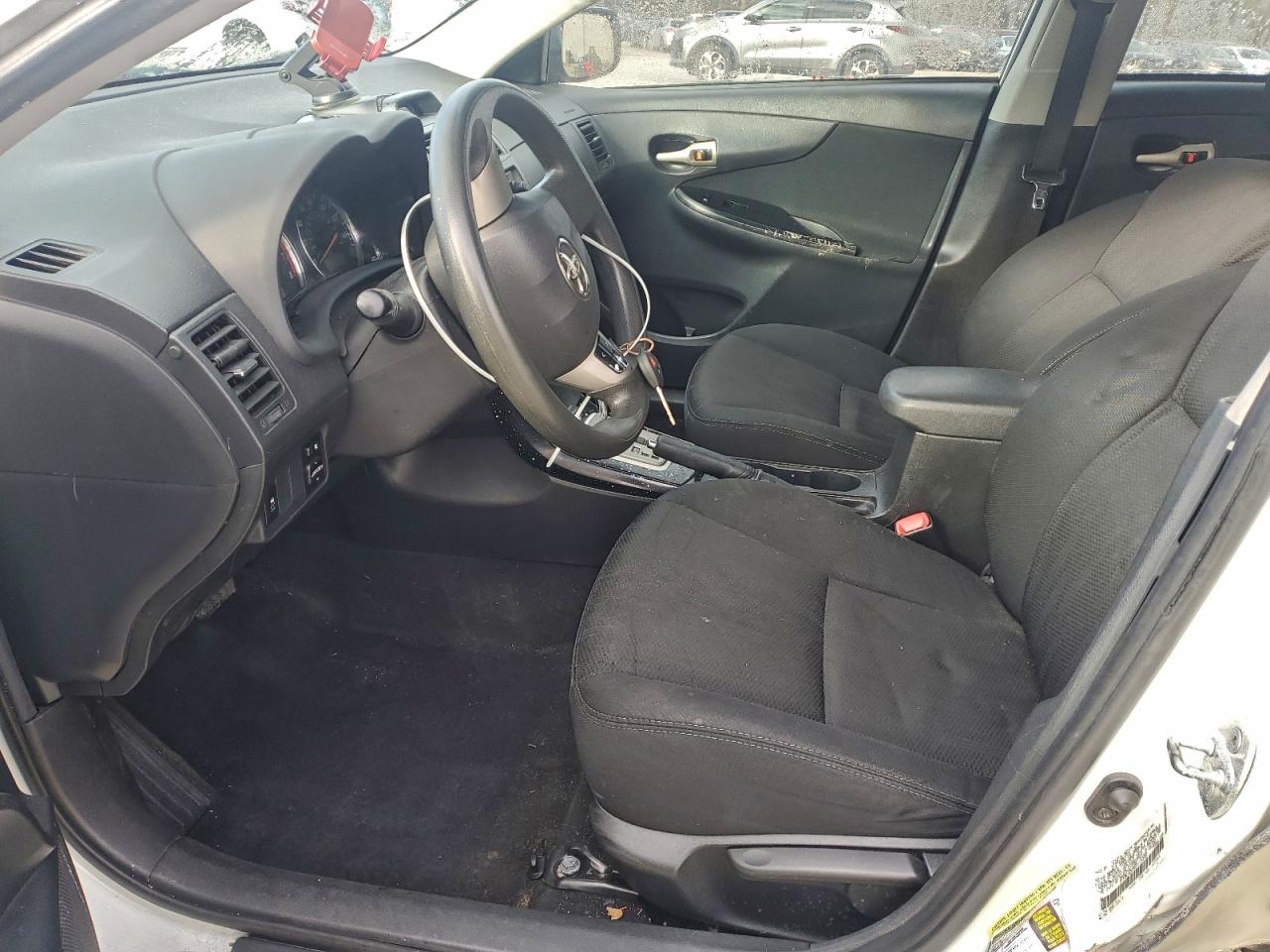 Toyota Corolla Base Image 11