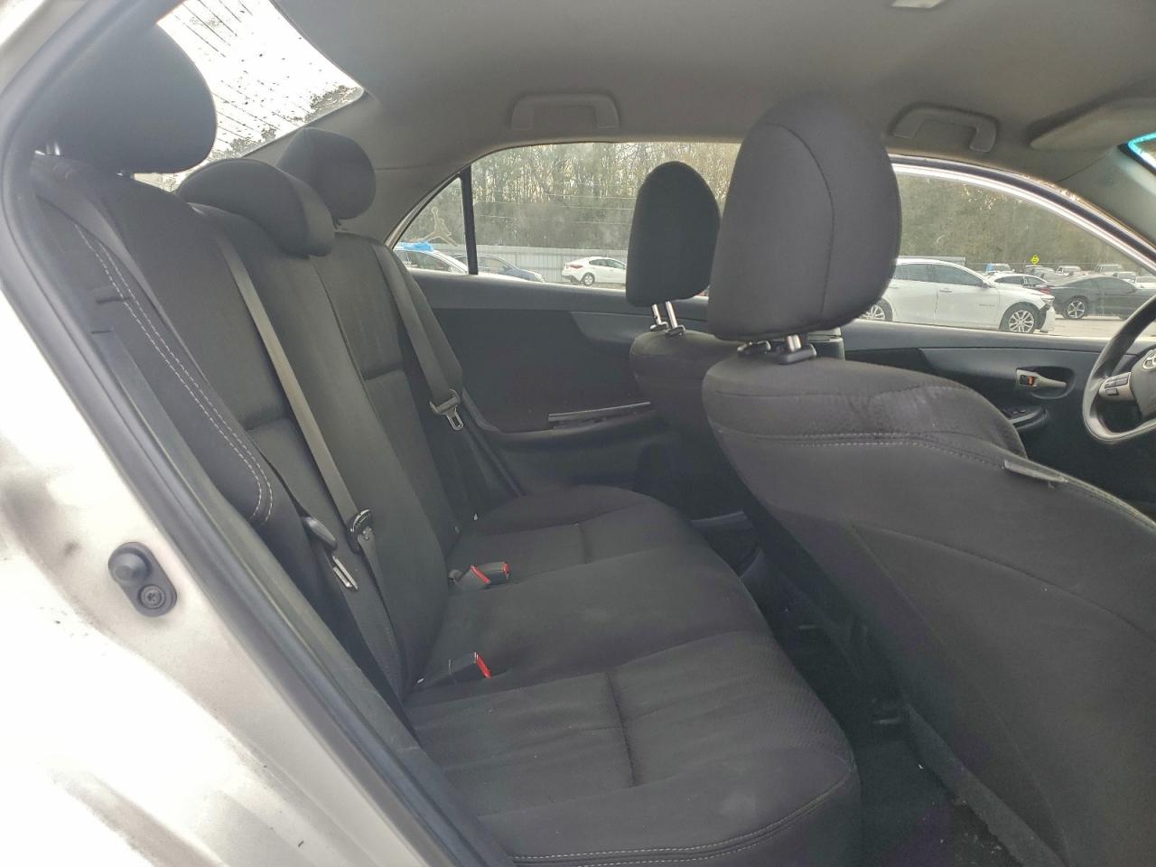 Toyota Corolla Base Image 10