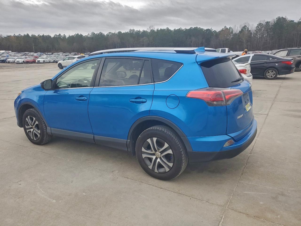 Toyota RAV4 Le Image 5