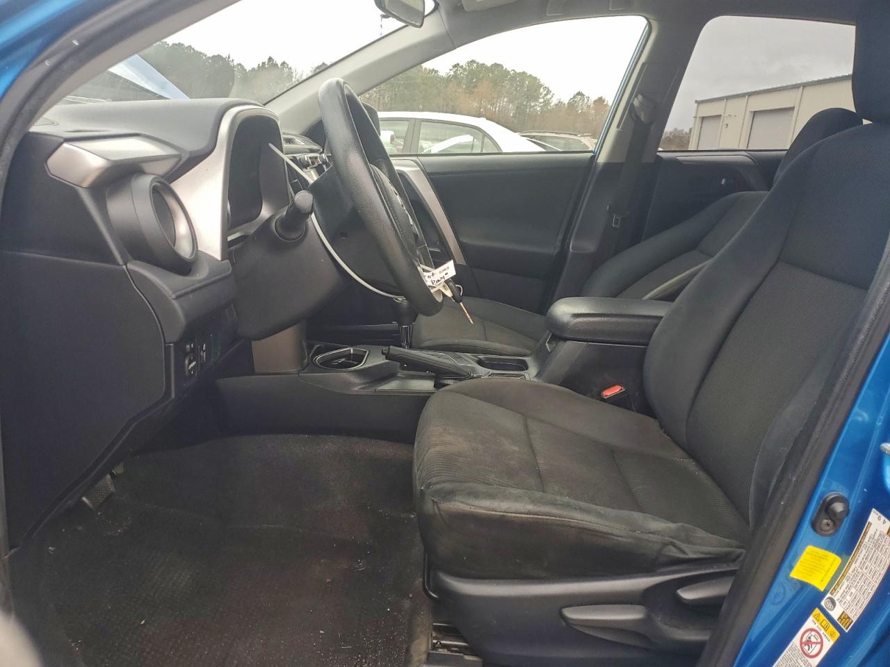 Toyota RAV4 Le Image 3