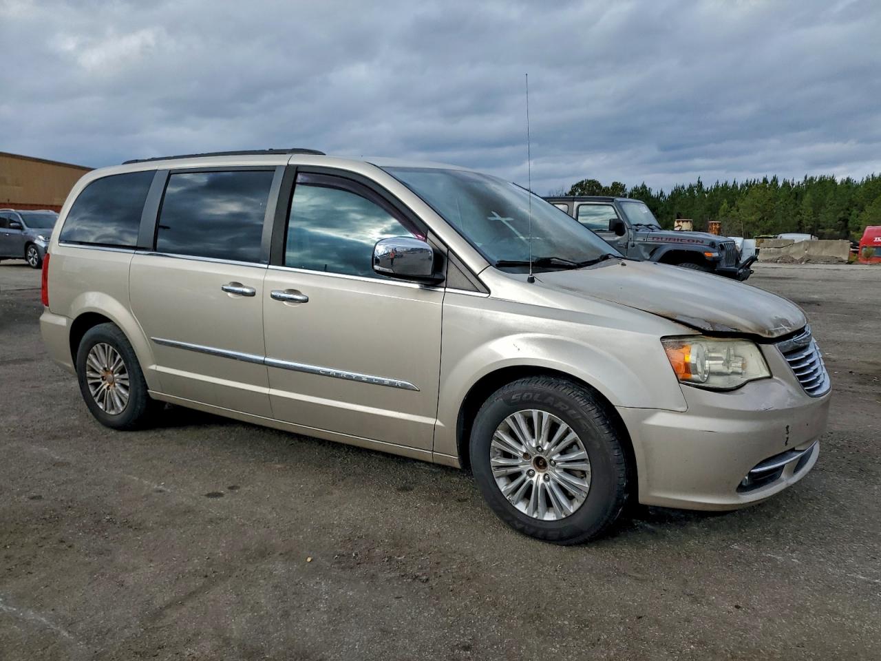 Chrysler Minivan Touring L Image 3