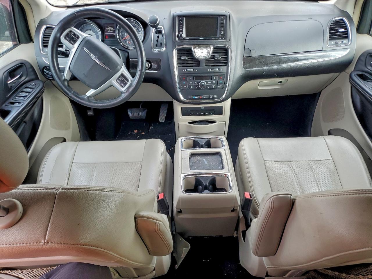 Chrysler Minivan Touring L Image 4